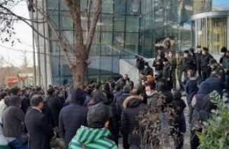 سهامداران مالباخته بورس ایران تجمع کردند