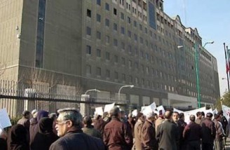 گروهی از معلمان مقابل مجلس شورای اسلامی تجمع کردند