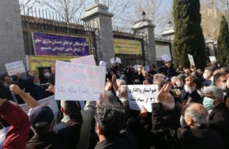 بازنشستگان در استان های مختلف ایران تجمع اعتراضی برگزار کردند