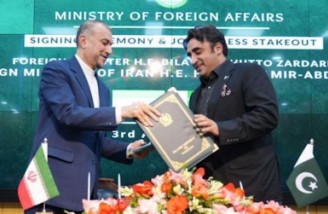 ایران و پاکستان سند همکاری ۵ ساله امضا کردند